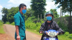 Lực lượng chức năng chốt chặn, tư vấn bà con các biện pháp phòng dịch bạch hầu tại xã Biển Hồ (TP Pleiku). - Ảnh: VTC News