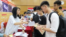 Sinh viên làm thủ tục nhập học năm 2019. - Ảnh: Như Ý
