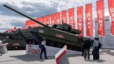 Các vũ khí tiên tiến của quân đội Nga, trong đó có xe tăng T-14 Armata luôn là tâm điểm quan tâm của các chuyên gia quân sự quốc tế. (Ảnh: Hồng Quân/Vietnam+)