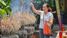 Chùa chiền ở Hà Nội vắng vẻ, lác đác người dân đi lễ trong ngày Rằm tháng 7