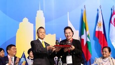 Chủ tịch Quốc hội Nguyễn Thị Kim Ngân nhận búa đảm nhận chức Chủ tịch AIPA 41 từ Thái Lan. (Ảnh: Trọng Đức/TTXVN)