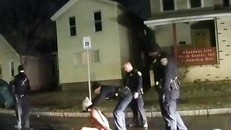 Daniel Prude bị cảnh sát trùm mũ lên đầu trong khi bị còng tay. (Ảnh: Sky)