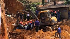 Lực lượng chức năng tìm kiếm các nạn nhân. - Ảnh: Phú Thọ 24/7.