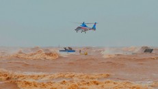 Cận cảnh trực thăng tiếp cận, giải cứu các thuyền viên trên tàu gặp nạn