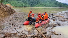 Lực lượng cứu hộ triển khai đưa người bị thương vào bờ. - Ảnh: TTXVN