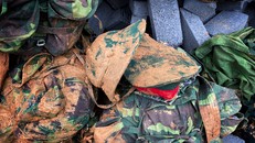 Mũ cối và balo của một số nạn nhân còn lại ở hiện trường. - Ảnh: Vnexpress