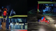 Hành khách được mặc áo phao, phao bơi qua nước lũ chảy xiết để vào bờ. - Ảnh: Tuổi Trẻ