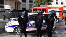 Cảnh sát được triển khai tại hiện trường vụ tấn công bằng dao gần văn phòng cũ của tòa soạn báo Charlie Hebdo ở thủ đô Paris, ngày 25/9. (Ảnh: AFP/TTXVN)