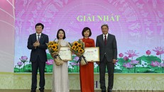 Các tác giả đạt giải nhất nhận giấy chứng nhận trao giải.