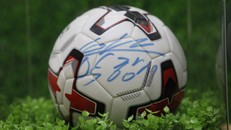 Bán đấu giá trái bóng có chữ ký HLV Park Hang-seo ủng hộ miền Trung