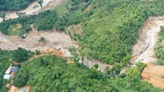 Vụ sạt lở ở Phước Sơn: Băng rừng cõng hàng tiếp tế