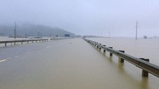 Quốc lộ 1A đoạn qua xã Xuân Lam, huyện Nghi Xuân ngập sâu 0,5 đến gần 1 m, sáng 31/10. - Ảnh: Vnexpress