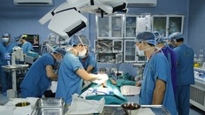 Bệnh nhân được ghép ruột non từ người cho sống.