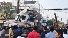 Xe đầu kéo hư hỏng nặng sau tai nạn. - Ảnh: Zing.vn