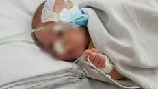 Bé trai hiện đã khỏe mạnh hơn, có thể xuất viện song bố mẹ vẫn chưa đến nhận.