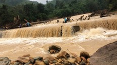 Lực lượng chức năng đang khắc phục tắc nghẽn tại cầu Nguồn Rào. - Ảnh: Dân Trí