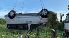 Chiếc xe tai nạn được trục vớt lên bờ.