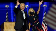 Ông Joe Biden và vợ vẫy chào những người ủng hộ tại Wilmington, bang Delaware, Mỹ, ngày 7/11/2020. (Ảnh: AFP)