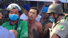 Nghi phạm cướp ngân hàng bị hống chế. - Ảnh: Thanh Niên