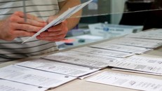 16 công tố viên phản đối điều tra gian lận trước khi kiểm phiếu xong