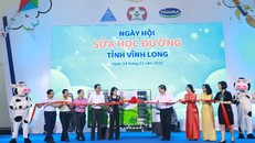 Các đại biểu cùng thực hiện nghi thức phát động Ngày hội Sữa học đường Vĩnh Long năm 2020