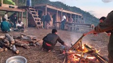 Lực lượng chức năng đang tiếp cận khu vực có người mắc kẹt. (Ảnh: VTC News)