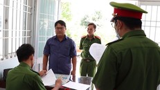 Ông Phạm Thanh Hải nghe đọc quyết định khởi tố, bắt tạm giam. - Ảnh: Thanh Niên