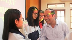 Lãnh đạo Sở GD&ĐT Hà Tĩnh chúc mừng học sinh. - Ảnh: Tiền Phong