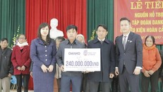 Đại diện chính quyền xã Quảng Giao tiếp nhận hỗ trợ thường xuyên cho 20 người có hoàn cảnh đặc biệt khó khăn từ Tập đoàn Danko