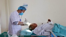 Bác sỹ kiểm tra vết mổ cho bệnh nhân sau phẫu thuật sọ não tại Bệnh viện đa khoa huyện Mộc Châu, tỉnh Sơn La. (Ảnh: Hữu Quyết/TTXVN)