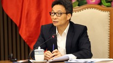 Phó Thủ tướng Vũ Đức Đam trao đổi với các thành viên Hội đồng quốc gia về phát triển bền vững và nâng cao năng lực cạnh tranh trong cuộc họp chiều 4/1. - Ảnh: VGP/Đình Nam