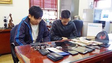 Cơ quan Công an lấy lời khai đối tượng trong đường dây tổ chức đánh bạc và đánh bạc. - Ảnh: CAND