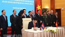 Phó Thủ tướng, Bộ trưởng Bộ Ngoại giao Phạm Bình Minh ký văn kiện phê chuẩn Hiệp ước bổ sung năm 2019 và Nghị định thư phân giới cắm mốc biên giới đất liền giữa Việt Nam và Campuchia. (Ảnh: Lâm Khánh/TTXVN)