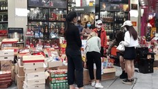 Sức mua giảm sút, nhân viên bán hàng nhiều hơn khách mua 