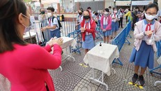 Nhiều địa phương đã cho học sinh đi học lại trên cơ sở đảm bảo khuyên tắc 5K. - Ảnh: Tuổi Trẻ
