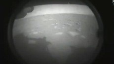 Bức ảnh chụp từ camera ở mặt trước robot Perseverance. - Ảnh: NASA.