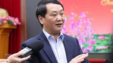 Ông Hầu A Lềnh trả lời báo chí vấn đề liên quan đến người tự ứng cử ĐBQH khóa XV và đại biểu HĐND các cấp nhiệm kỳ 2021-2026. - Ảnh: mattran.org.vn