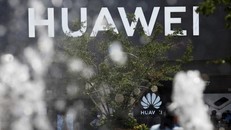 Bị Mỹ cấm vận, Huawei chuyển hướng sang khai mỏ, bán tấm pin mặt trời