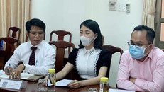 YouTuber Thơ Nguyễn (giữa) cùng luật sư tại buổi làm việc với cơ quan chức năng tỉnh Bình Dương. - Ảnh: Người Lao Động