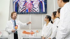 Điều dưỡng viên - 'Superman' đời thực và phần thưởng không mua được bằng tiền