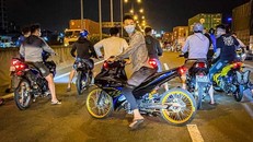 Nhóm thanh niên tụ tập đua xe trên cao tốc. - Ảnh: Zing.vn