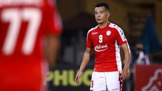 Ngô Hoàng Thịnh nhận án phạt nặng sau pha vào bóng thô bạo với Hùng Dũng ở vòng 5 V.League. - Ảnh: Zing.vn