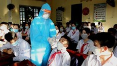 Lực lượng chức năng lấy mẫu xét nghiệm tại các điểm trường. (Ảnh: Dân Trí)