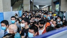 Người xếp hàng chờ đến lượt lên tàu đông nghìn nghịt. - Ảnh: VTC News