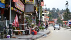 Phong tỏa nhà hàng Quang Dũng, phố Xuân Viên, tổ 4, phường Sa Pa, thị xã Sa Pa. - Ảnh: Nhân Dân