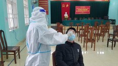 Lấy mẫu xét nghiệm Covid-19 tại xã Hải Dương. - Ảnh: Người Lao Động