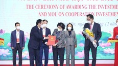 Ông Trần Quốc Văn – Chủ tịch tỉnh Hưng Yên trao quyết định đầu tư nhà máy sữa cho bà Mai Kiều Liên – Tổng Giám đốc Vinamilk kiêm Chủ tịch HĐQT Vilico