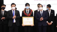 Bộ trưởng Nguyễn Kim Sơn (ngoài cùng bên phải) tặng bằng khen của Bộ GD&ĐT cho học sinh