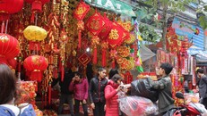 Tết là thời điểm các nhà bán hàng cần nguồn tài chính lớn. - Ảnh: Internet.