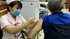 Biến chủng Omicron có thể lây lan nhanh, nhiều địa phương triển khai tiêm mũi vaccine tăng cường